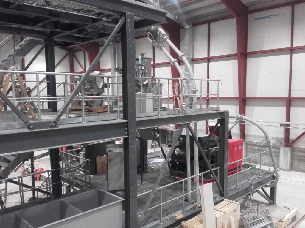 Side view of the Tomra optical sorter, feed tube-conveyors and sizing screens